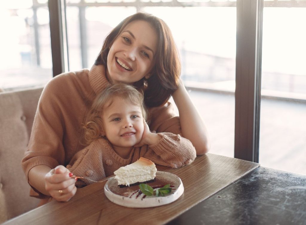 mère et fille mangeant et découvrant l'alimentation intuitive à Lille