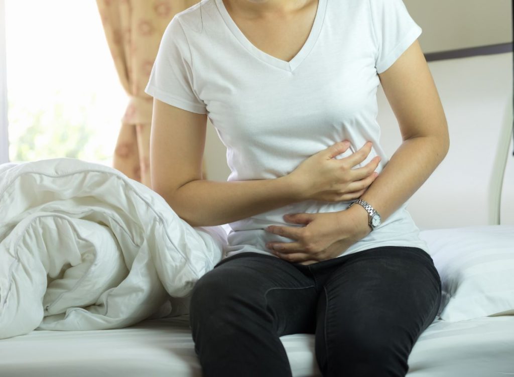 Femme qui souffre de syndrôme prémenstruel à Lille