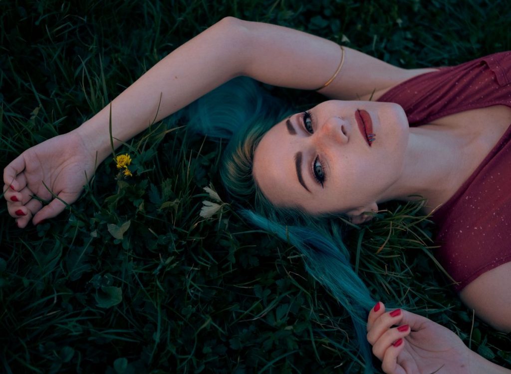 femme allongée dans l'herbe représentant la libido féminine fluctuante à Lille